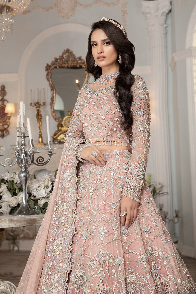 Mehndi bride | Bridal dresses pakistan, Bridal dress fashion, Pakistani  wedding dresses